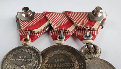 Ein Bild, das Metall, Münze, Messing, Modeaccessoire enthält.
Automatisch generierte Beschreibung