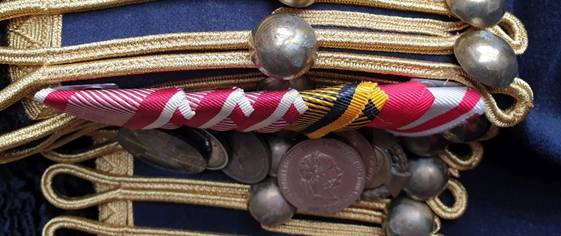 Ein Bild, das Modeaccessoire, Schmuck enthält.
Automatisch generierte Beschreibung