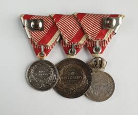 Ein Bild, das Mnze, Metall, Medaille enthlt.

Automatisch generierte Beschreibung